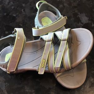 Teva size 7 women’s sandals in grey.